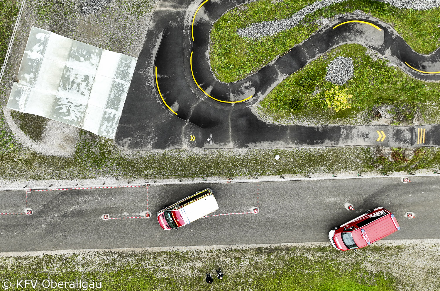 Die Rollerbahn wird zu einem Slalomparcours benutzt. 