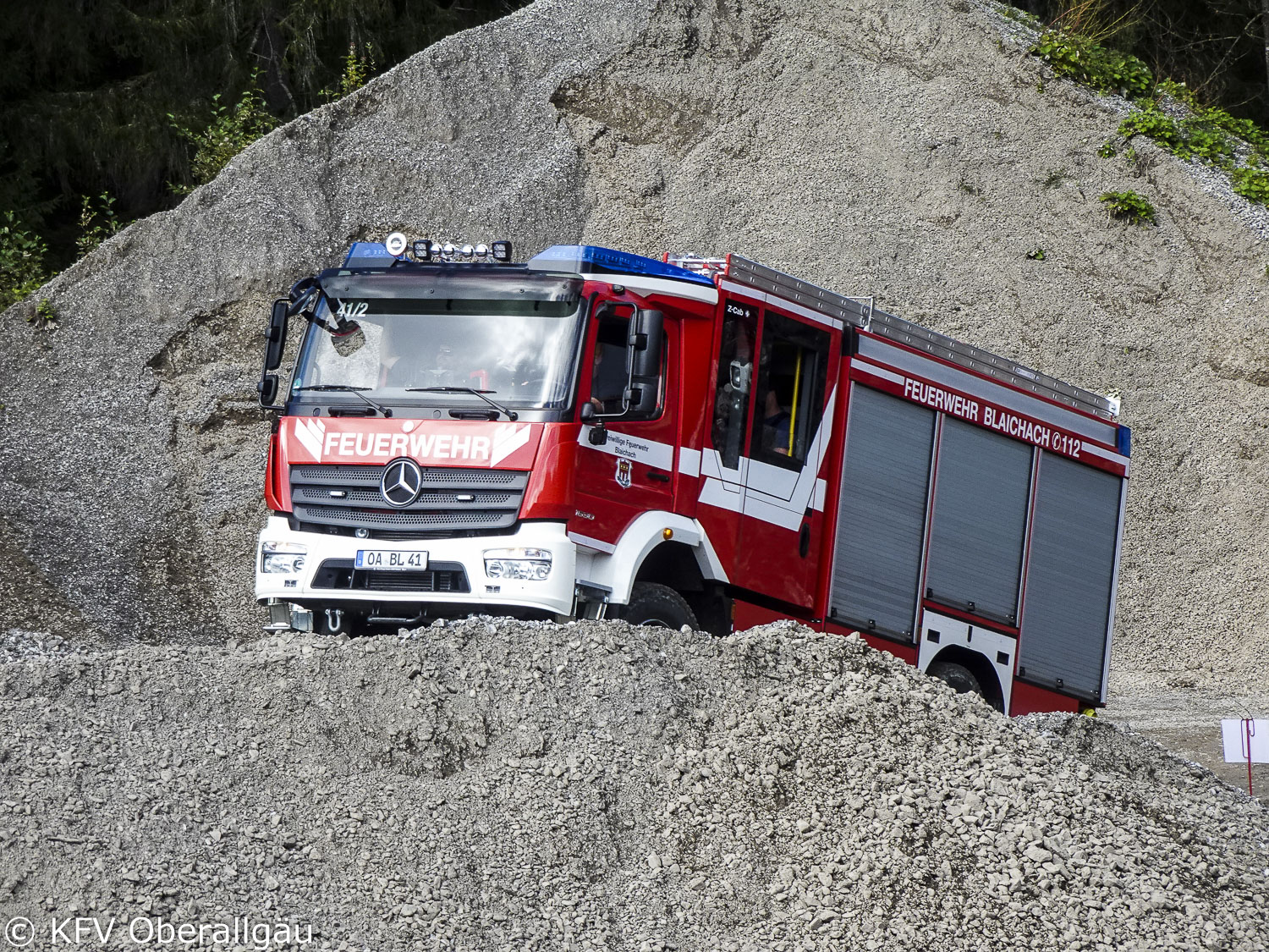 Bergauffahrt im Gelände durch das Löschgruppenfahrzeug der Gemeinde Blaichach. 