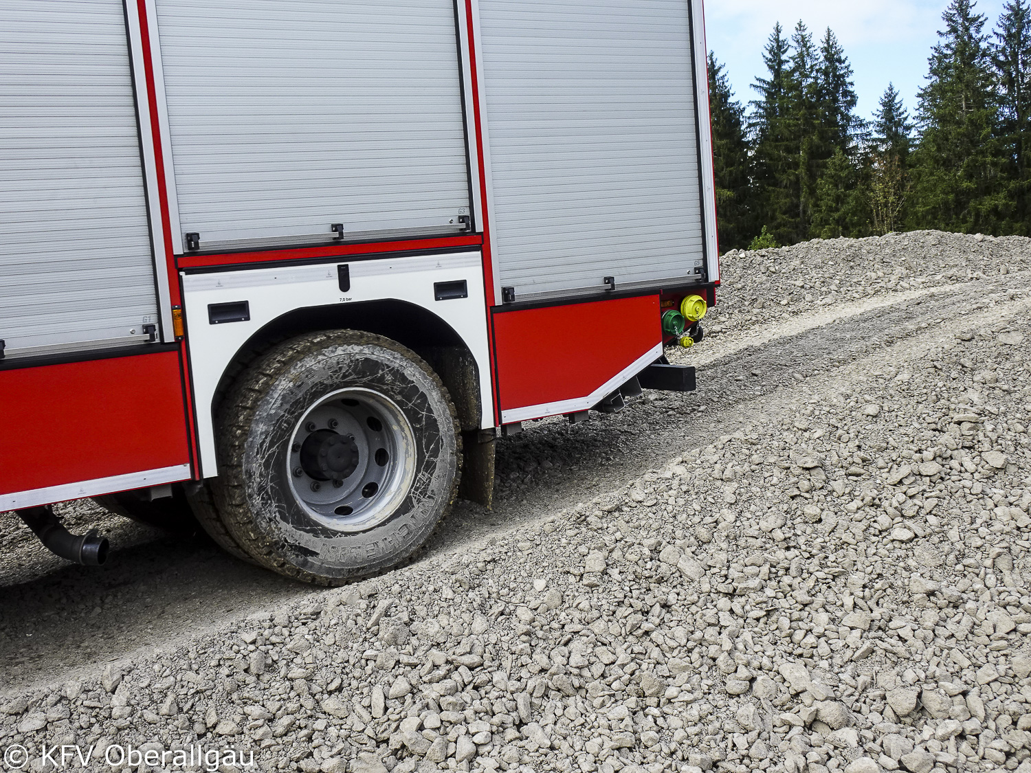 Gut zu erkennen ist der Böschungswinkel am Heck des Löschgruppenfahrzeugs LF 20 der Feuerwehr Blaichach.