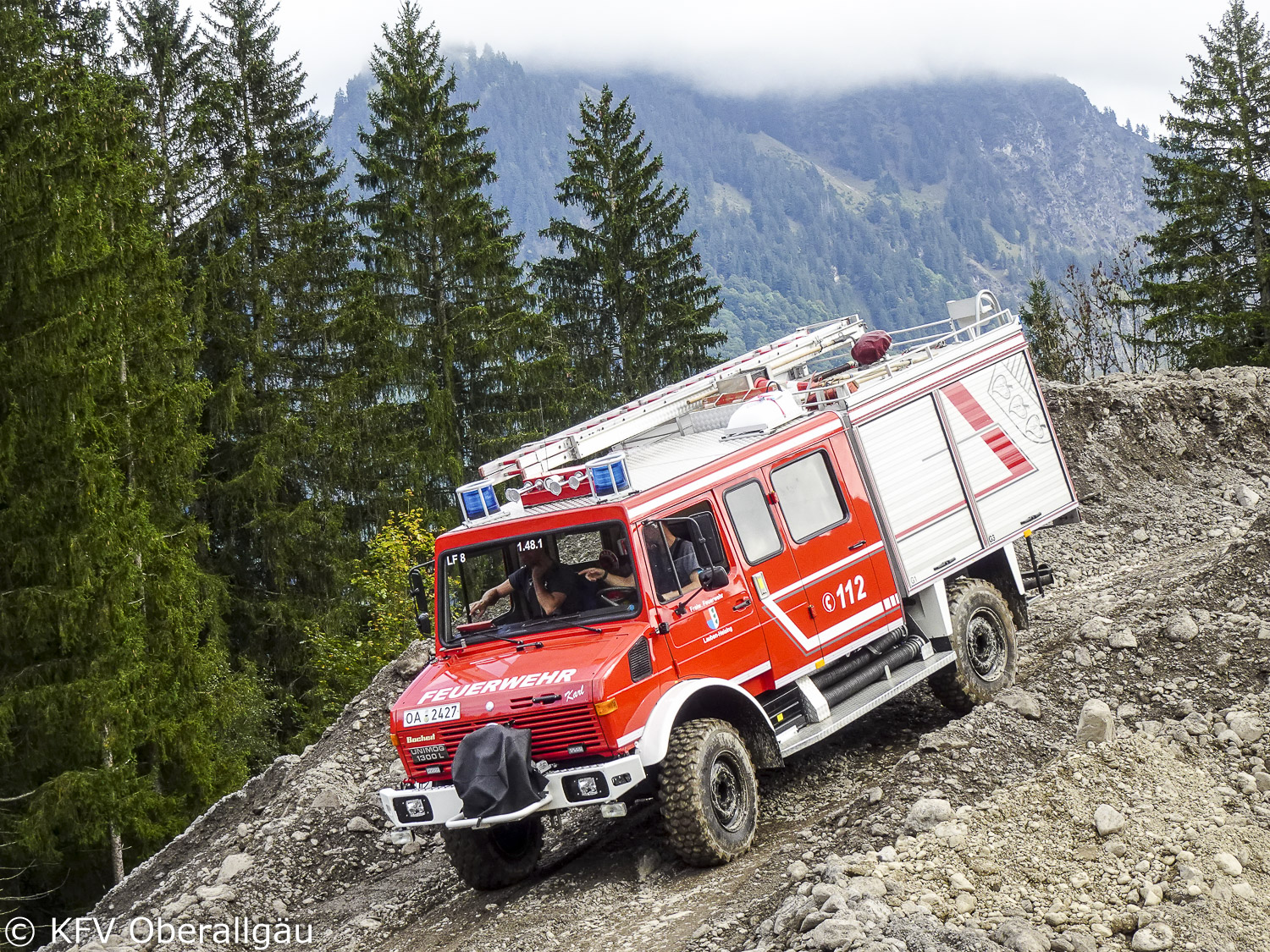 Steile Bergabfahrt des Unimogs von der Feuerwehr Lauben-Heising