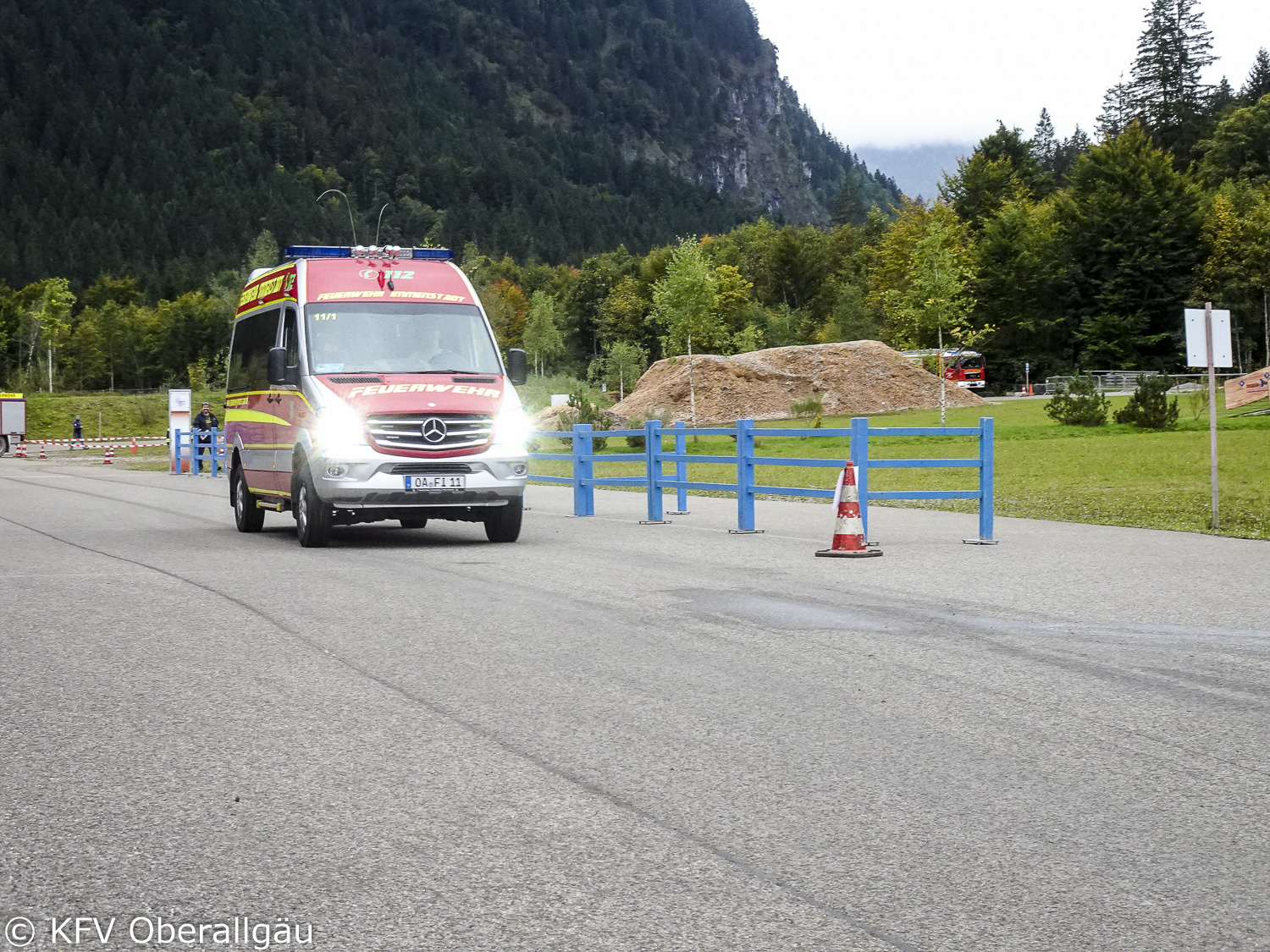 Bremsversuch mit einem Mehrzweckfahrzeug im Nordic Zentrum zur Erlangung des Feuerwehrführerscheins.