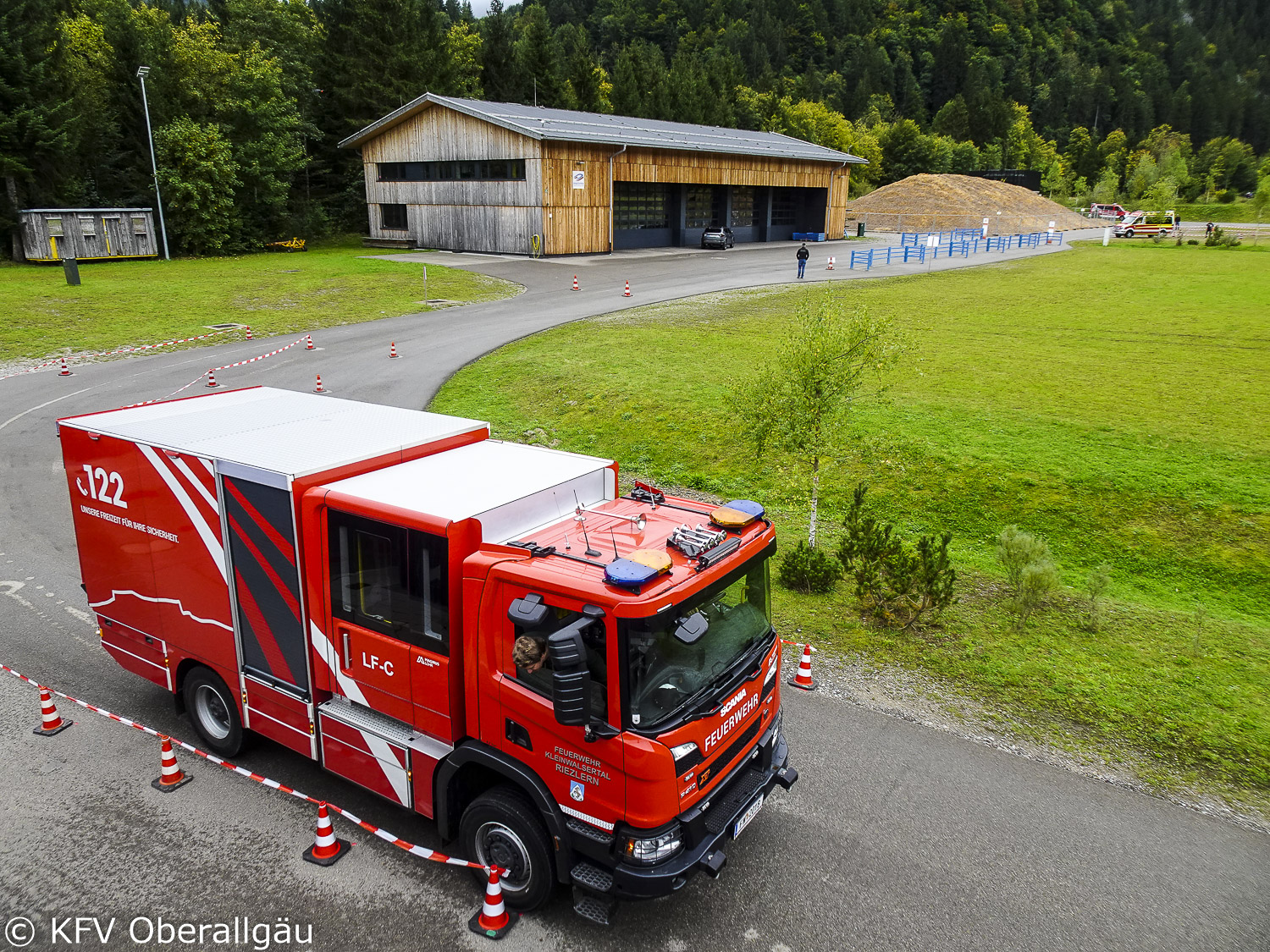 Logistikfahrzeug der Feuerwehr Riezlern (Kleinwalsertal) in einer engen Gasse. 
