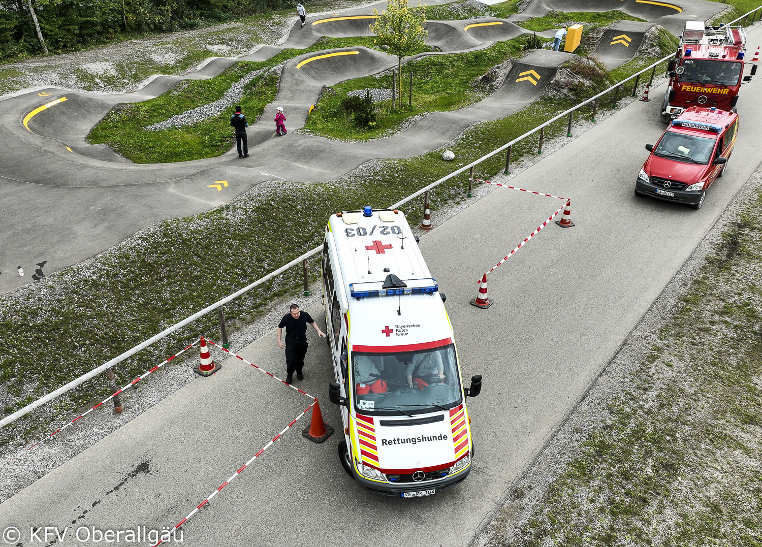 Rückwärts einparken in eine Parkbucht.