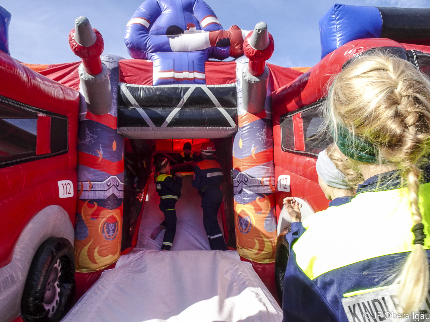 "Rettung einer Person" aus der Feuerwehrhüpfburg