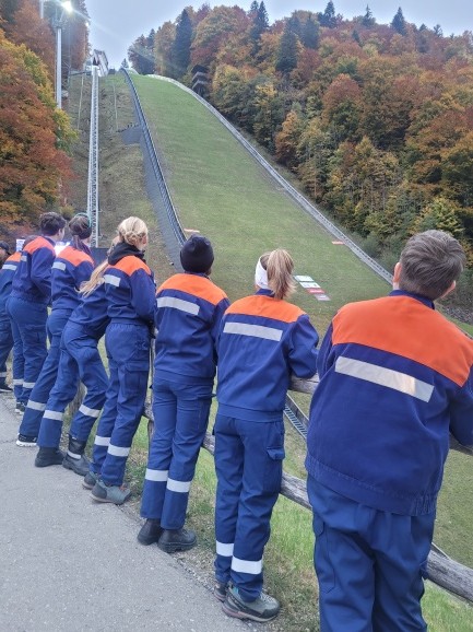 Jugendliche schauen auf den Schanzentisch