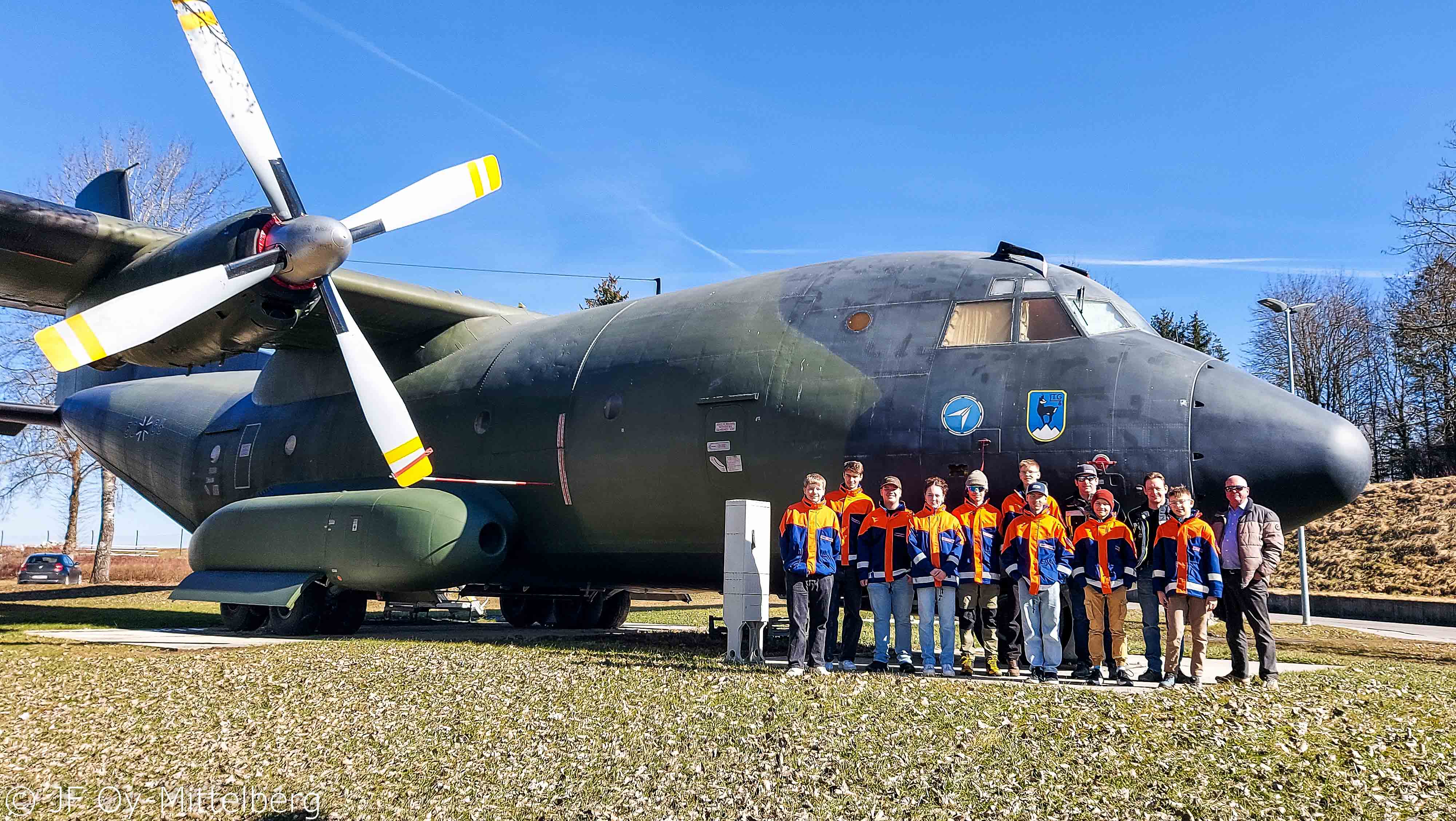 JF Oy zum Gruppenfoto vor dem Transportflugzeug Transall der Bundeswehr