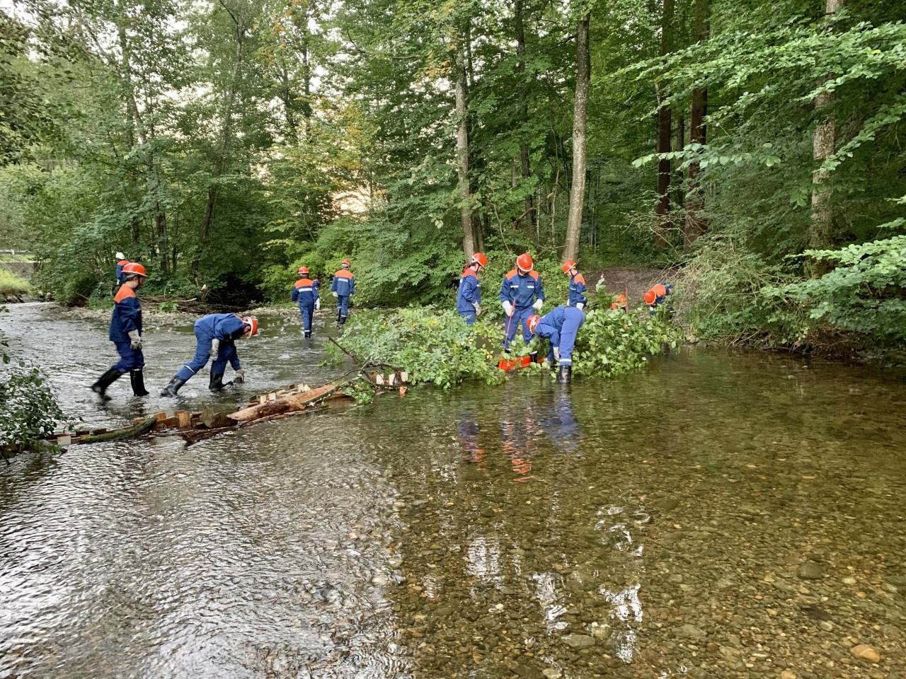 Jugendfeuerwehr Buchenberg - Übung an einem Bach.