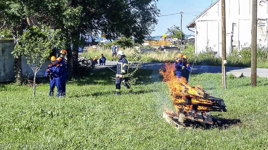 Jugendfeuerwehr Ermengerst beim Löschaufbau