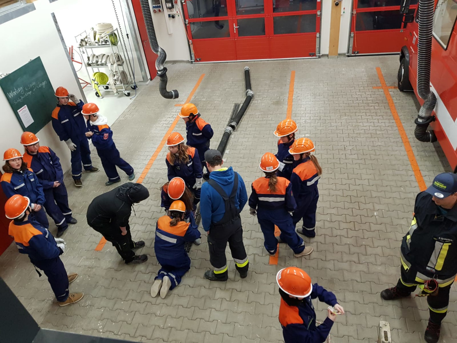 Jugendfeuerwehr Kleinweiler beim Kuppeln der Saugleitung