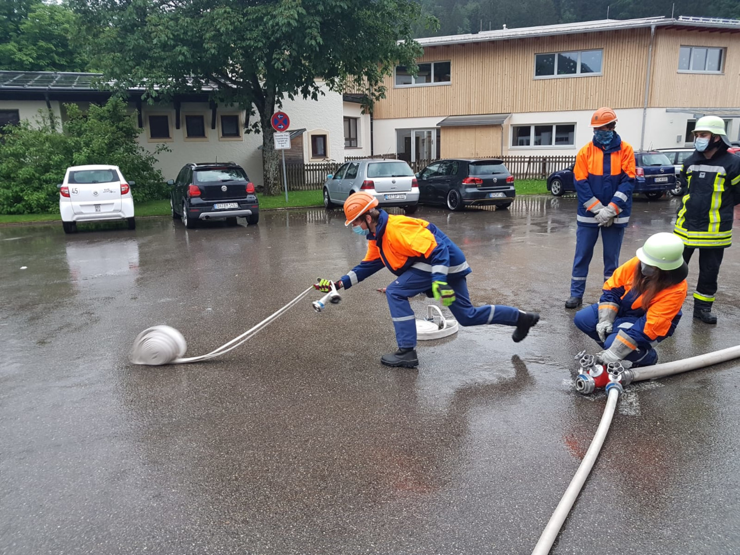 Jugendfeuerwehr Oberstaufen beim Schlauchausrollen