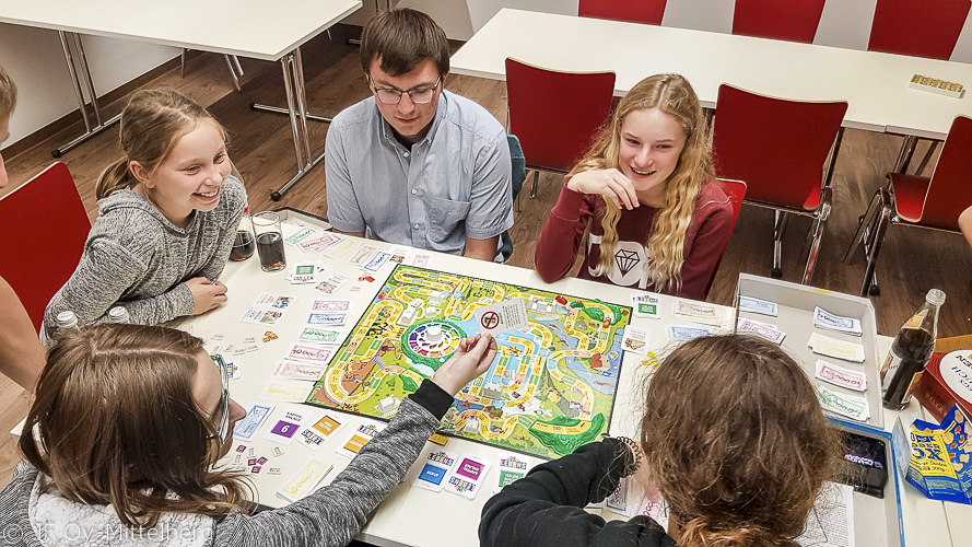 Jugendfeuerwehr Oy-Mittelberg beim gemeinsamen Brettspiel