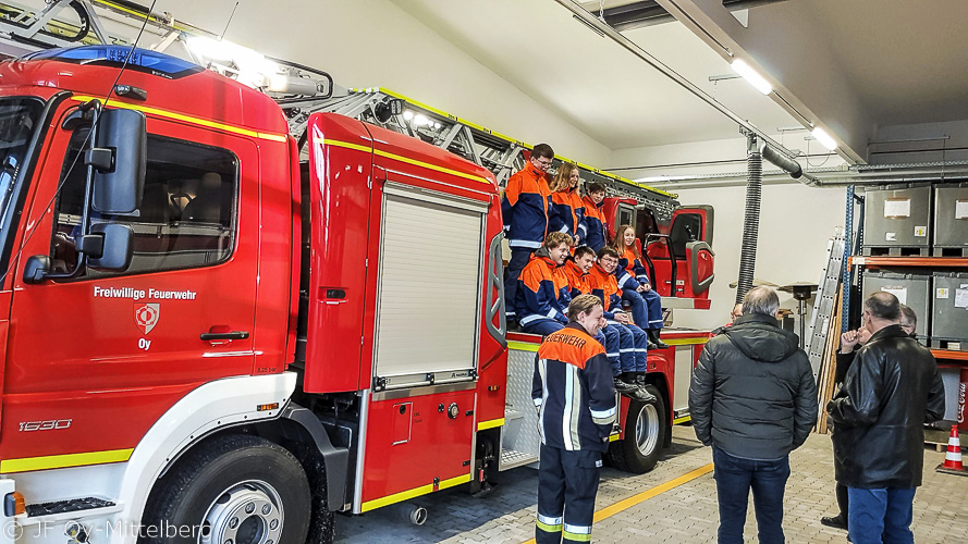 Jugendfeuerwehr Oy-Mittelberg zum Gruppenfoto vor der DLK