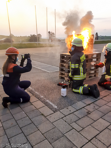 Jugendfeuerwehr Sulzberg beim Üben mit der Wärmebildkamera.