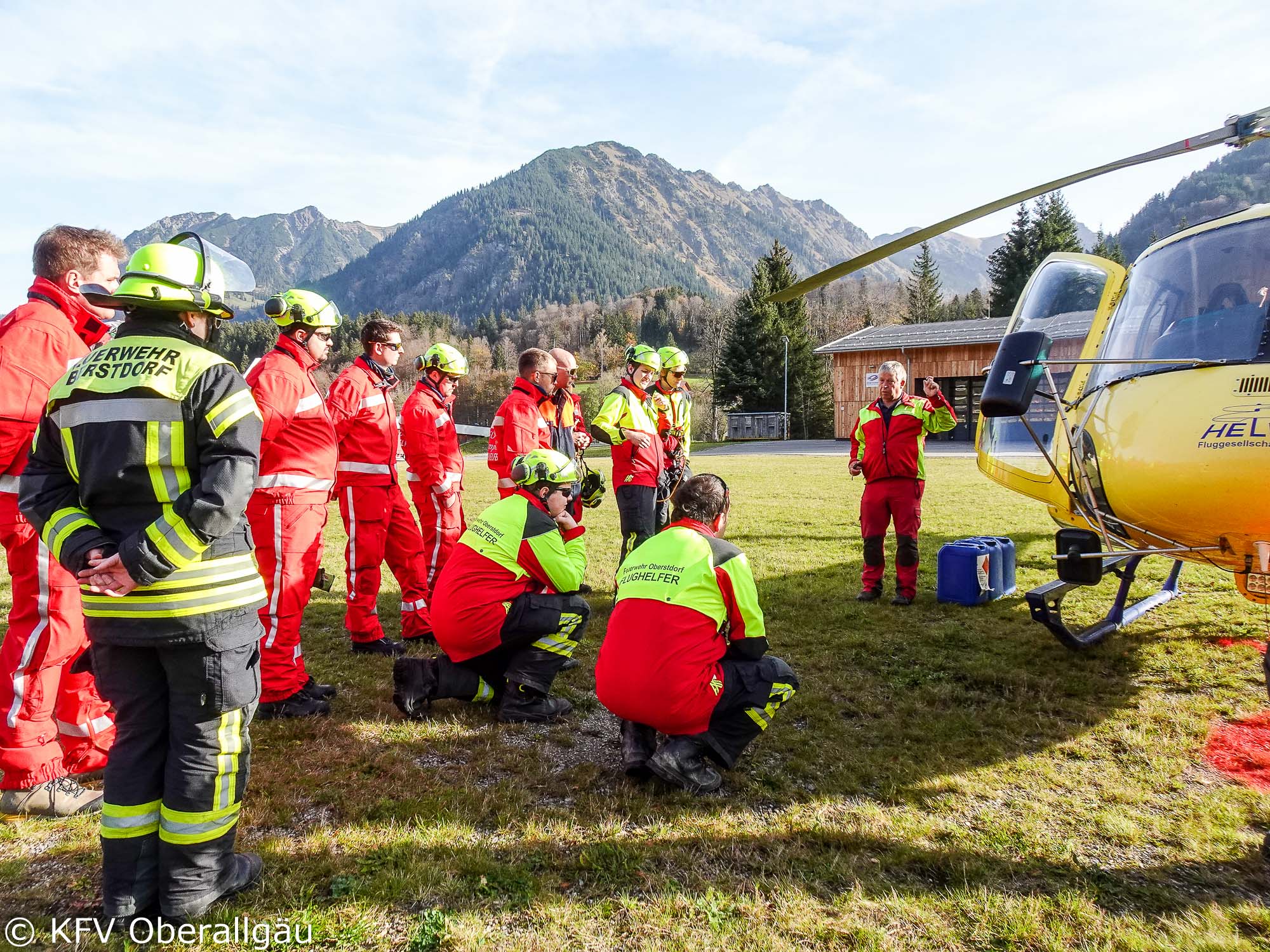 Flughelfer bekommen eine Einweisung am Lastenhubschrauber