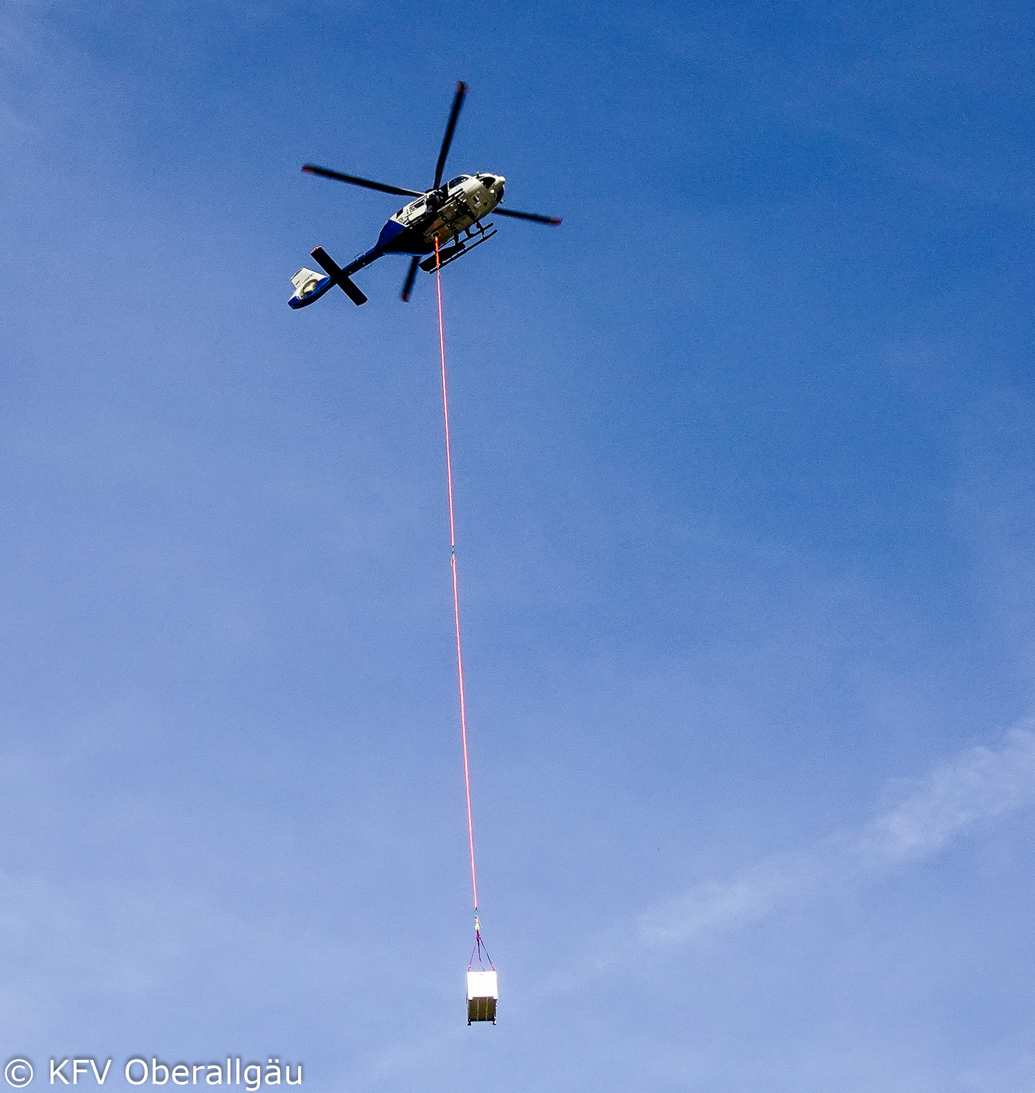 Lastenflug mit Wasserbehältern zur Einsatzstelle