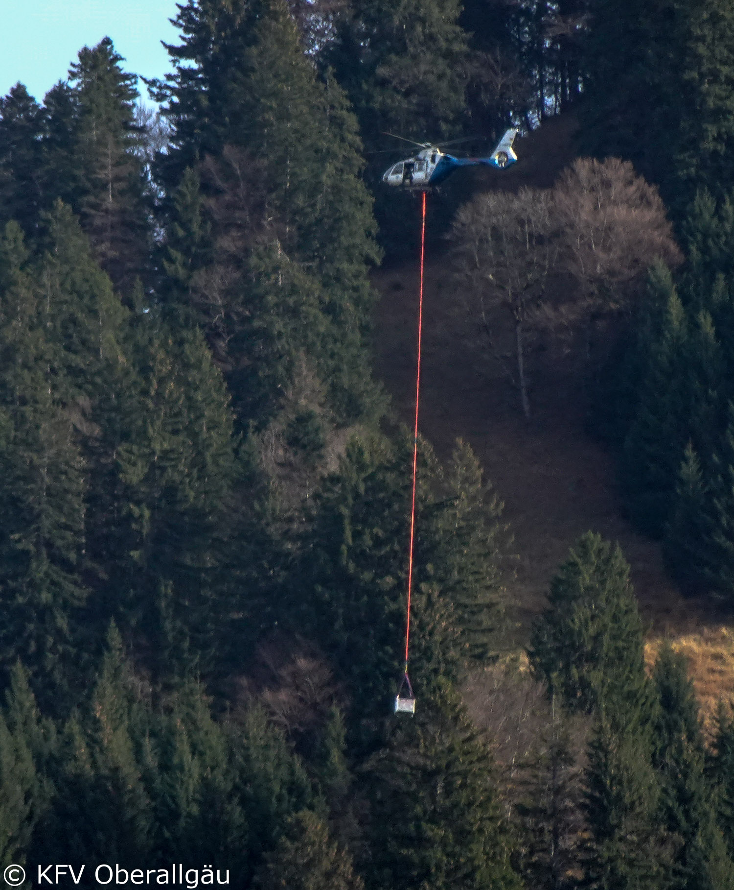 Lastenflug zur Einsatzstelle unterhalb des Hahnenköpfle