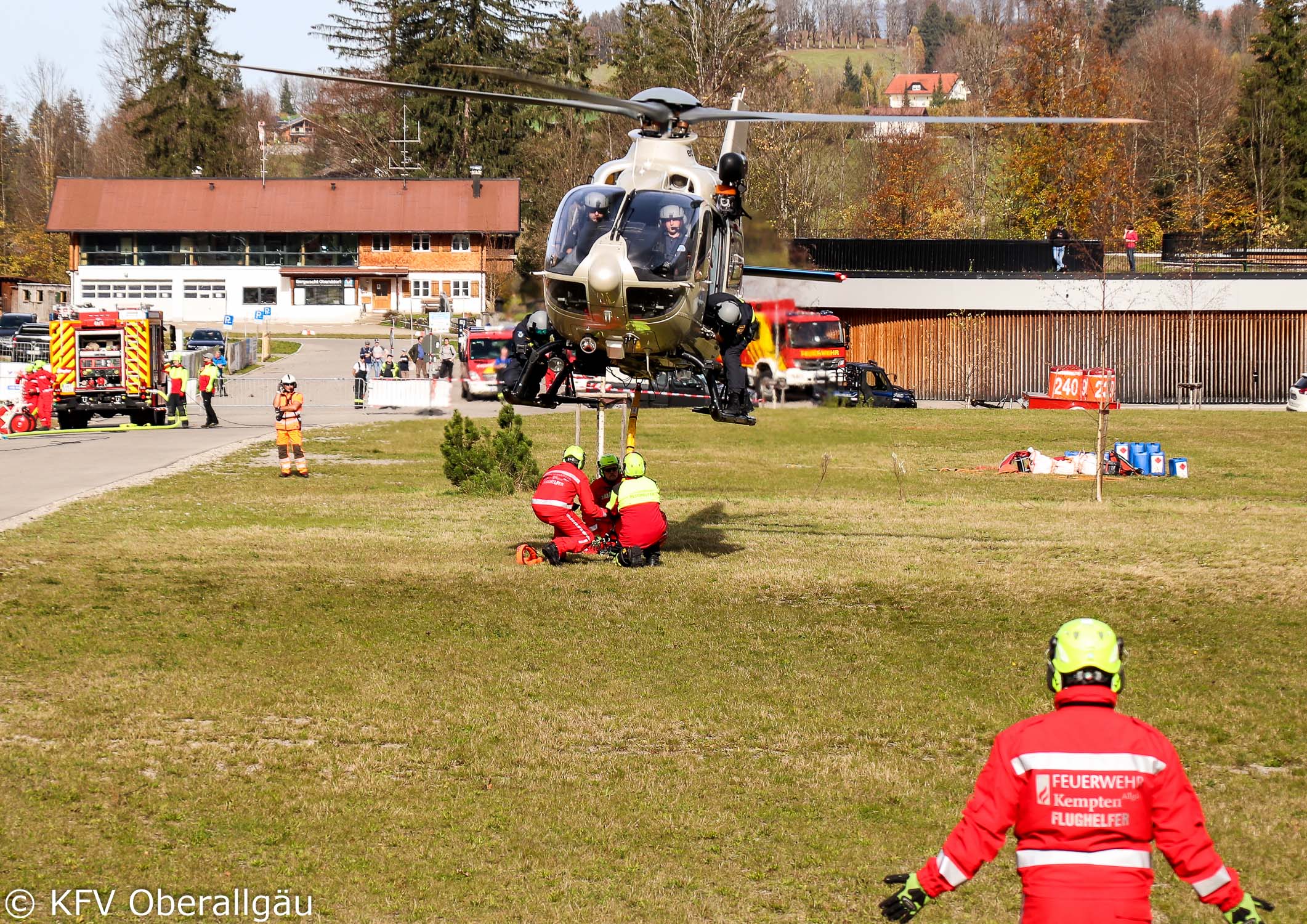 Hubschrauber im Schwebeflug über den Flughelfern