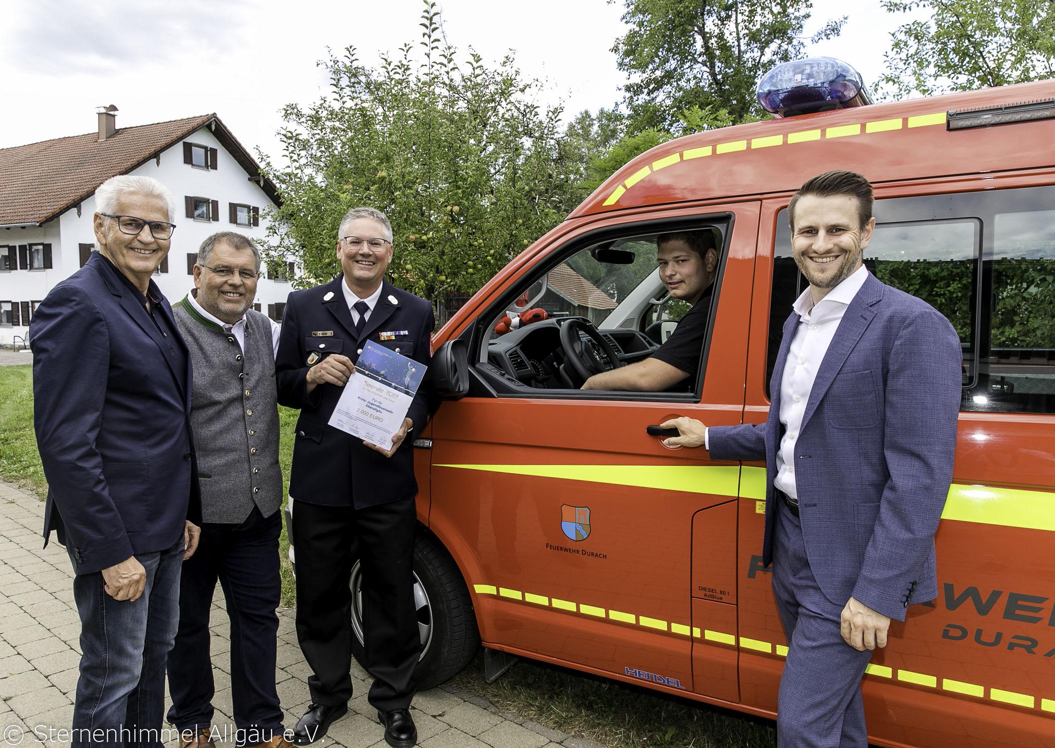 Spendenübergabe am Feuerwehrfahrzeug der Feuerwehr Durach