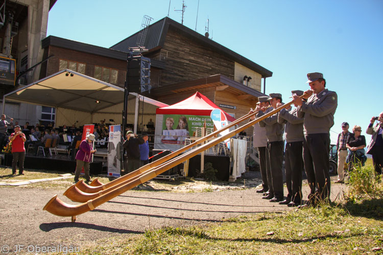 Alphornspieler des Gebirgsmusikkorps