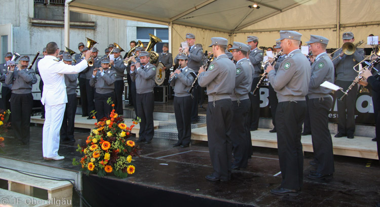 Bandleader Christian Weiper dirigiert einen Marsch 