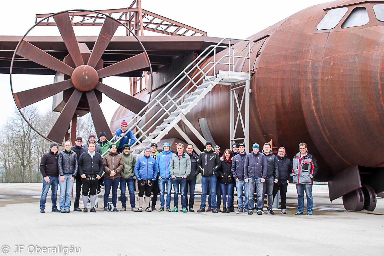 Bildungsfahrt 2019, Gruppenbild vor Airbus 400M