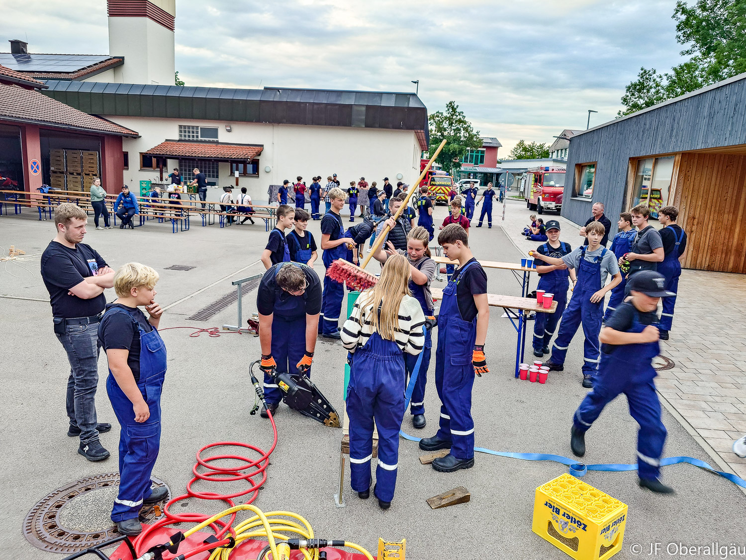Gemeinsam üben im Feuerwehrhof in Durach